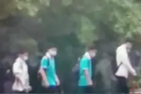 师生情！暴雨后学校积水达30厘米,老师铺200米“凳路”防学生湿脚视频封面