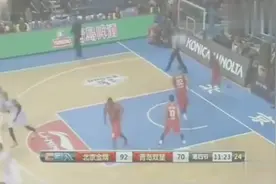 经典回顾：当年吉喆冲麦迪摇手指挑衅，麦迪直接用一记肘击回应！视频封面