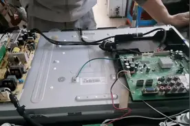 液晶电视通电灯亮，黑屏不开机通病，一般都是这个零件坏视频封面