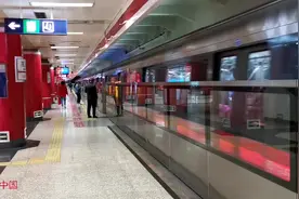 从王府井去北京天安门，带你看北京地铁内坐车的人多不多？