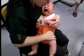 四个月的宝宝打针，一直哭个不停，看着好伤心！视频封面