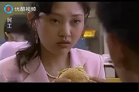 农村媳妇吃汉堡，嫌弃有糊味，一口也不吃，就爱吃路边的大饼视频封面