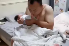 女儿早产抱回家后，老公连睡觉都要抱着女儿，还时不时舔女儿脚丫图片