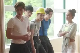 男子舞蹈室练习芭蕾舞，不料女友突然来访，尴尬了视频封面