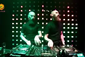 玄冥二老又对《苏喂苏喂》下手了，现场这么嗨，真是太魔性了