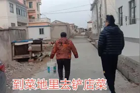 天天在屋里待着头晕脑胀，老妈去铲菜立马找借口跟着一起出去透气视频封面