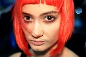 小姐姐将刘海剪齐平，配上橙色的发型，看着可爱又不失个性！