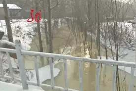 河水为啥倒灌？可能是层层冰冻导致河道抬高所致视频封面