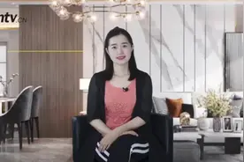 央视主持李思思，低调嫁给自己的初恋老公，如今33岁活成这样！视频封面