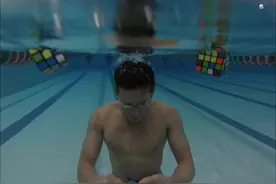 老外水下一分钟内解决了3个魔方，原来魔方还可以这样玩！