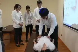 如何通过手部触诊判断骨盆不正？骨盆左旋右旋如何判别？