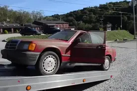 强迫症洗车老外清洗一辆超级脏的奔驰车过程堪比翻新像新的一样