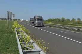 高速公路上的沃尔沃卡车，行驶的速度太快了视频封面