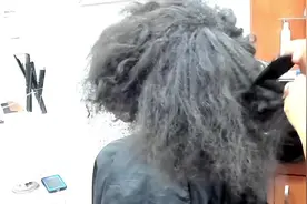 非洲妹子把蓬松乱糟糟的头发，拉直后，气质提升了几倍