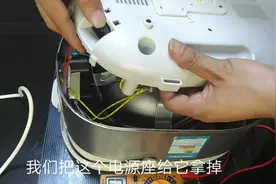 苏泊尔智能电饭煲不通电，多数是这里坏了，看师傅是怎么维修的？视频封面