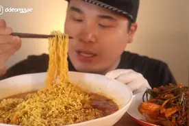 小哥天天吃泡面配泡菜，每天都是惊喜，次次都吃得那么香