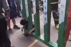 我太难了！男孩挑战“魔鬼身材”门被卡 网友：认证失败视频封面