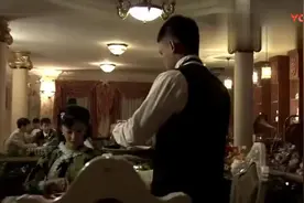 梁飞吃饭装憨卖傻, 美女用脚蹭小伙大腿, 梁飞却问美女是不是脚痒视频封面