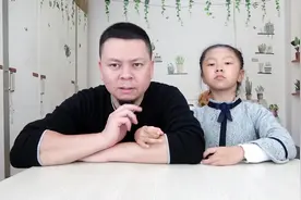 父女开箱试用微笑矫正器，感觉没用啊，最后桐桐却笑得停不下来