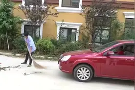 美女碰到农民工，俩人吵架你一言我一语，一个比一个有才，太逗了图片