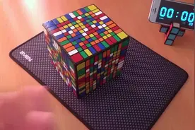 国外大神挑战11x11x11阶魔方，小伙伴们三阶魔方还不会的有没有？
