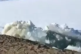 在中国黑龙江省，一个不寻常的冰海啸袭击了海岸视频封面