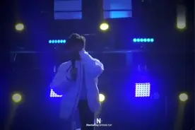 TFBOYS王源演唱录制，扎着小辫的小源好可爱！