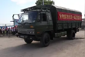 暖心一幕！九江群众追军车给抗洪官兵送礼物图片