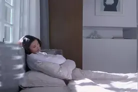 儿媳妇坐月子，婆婆看见她光着脚，做出了这一举动，感动