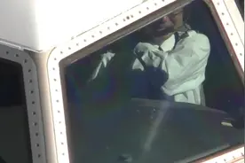 看下驾驶舱里帅气的飞行员，飞机快要起飞了