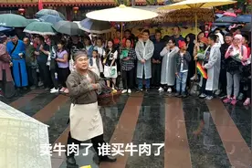 雨天包公破案 清明上河园国庆太挤了 下雨天游客都不离开视频封面