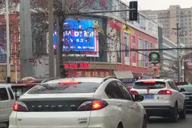 下午4点的费县东方超市红绿灯路口的……？！视频封面