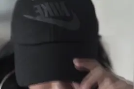 黑色T恤+黑色短裤+运动鞋，酷劲十足视频封面