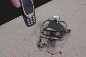 诺基亚到底有多坚硬？老外用壶铃测试，下一秒千万别眨眼！