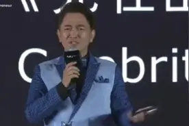 52岁台湾主持人康康喜得爱女，晒一家三口合照温视频封面