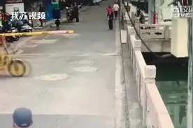 五岁男孩启动电动三轮车冲向河边，撞坏护栏车身半悬空视频封面