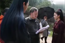 招摇花絮：许凯休息期间偷摸白鹿的手，竟被白鹿一手推开视频封面
