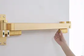 美女姐姐教你使用百变壁挂衣架—外漂一族的收藏宝贝