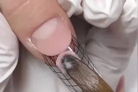 难看的指甲就做不了美甲吗？美甲师轻松帮你解决烦恼