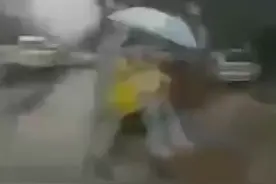 大雨淹了上学路，为不让孩子趟水，交警化身“摆渡人”视频封面