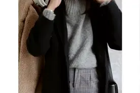时尚穿搭-黑色长款大衣+格纹裤子，再配一双小白鞋，时尚感十足视频封面