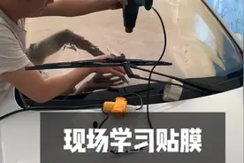 洗车店这么赚钱吗，花400给电动车贴个膜，顺便学会了怎么贴膜！视频封面