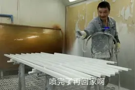 哈尼族小伙在工厂喷漆，月薪12000，却有很多年轻人不愿意做视频封面