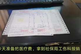 工厂员工右拇指骨折，住院15天花费15000元，医药费能报销多少？