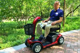 老张玩车 给粉丝们介绍美国Pride普拉德骑士高级老年人电动代步车视频封面