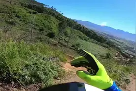 疯狂骑车手通过山地自行车进行特技表演视频封面