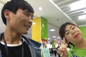 在厂子里上班认识的同事，认识一年多了，萌不萌打招呼的方式视频封面