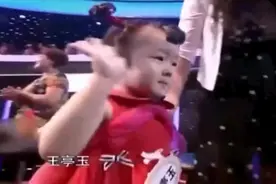 未满三岁小女孩爱唱歌，一首《自由飞翔》全场观众感叹天籁之音！视频封面