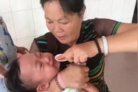 家有一老：看老母亲教我们给两岁儿子喂药，快狠准，而且包不吐视频封面