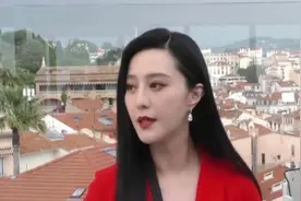 范冰冰现身机场，左手无名指上钻戒抢镜，在美国与男子一起看电影视频封面
